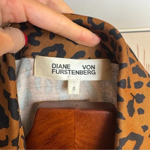 DVF  Silk Jersey Leopard Wrap Dress XS / 0 – Classic DVF Animal Print - Picture 5 of 5